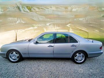 Auto Mercedes Benz E300