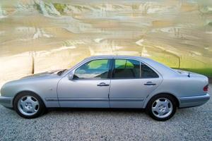 Auto Mercedes Benz E300