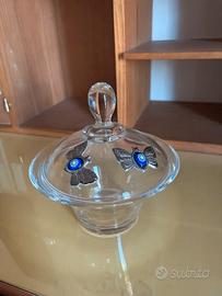Contenitore con decorazioni in argento