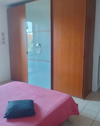 ARMADIO GRANDE CON PORTA SCORREVOLE IN VETRO 