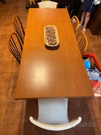 Tavolo in legno con sedie