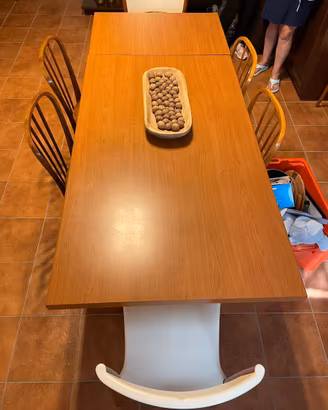 Tavolo in legno con sedie
