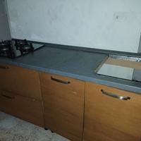 Cucina con piano cottura