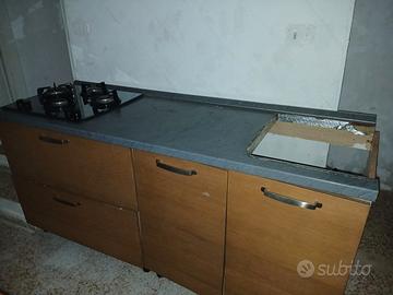 Cucina con piano cottura