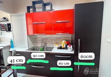 Cucina con elettrodomestici
