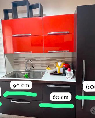 Cucina con elettrodomestici