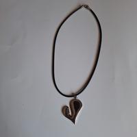 Collana con cuore stilizzato cordino caucciù 