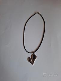 Collana con cuore stilizzato cordino caucciù 