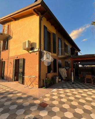 VILLA A SCHIERA A TRAVERSETOLO