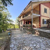 VILLA BIFAMILIARE CONFORTEVOLE E IMMERSA NEL VERDE