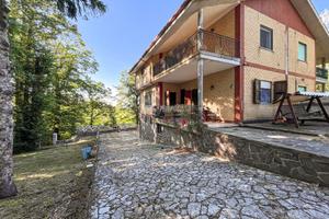 VILLA BIFAMILIARE CONFORTEVOLE E IMMERSA NEL VERDE