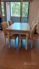 Tavolo in legno e quattro sedie