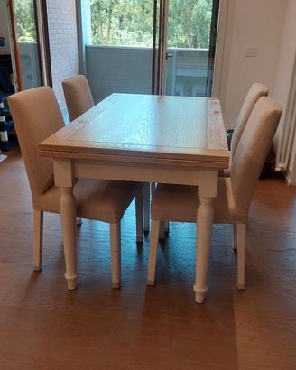 Tavolo in legno e quattro sedie