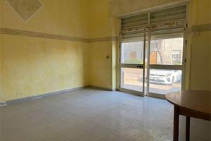 DUE LOCALI COMMERCIALI ADIACENTI