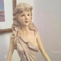 Statua da interno con fontana e luci