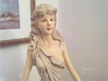 Statua da interno con fontana e luci