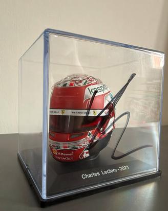 Mini casco di Leclerc autografato da Leclerc