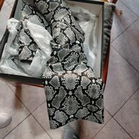 Scarpe pitonate con tacco