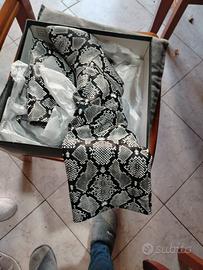 Scarpe pitonate con tacco