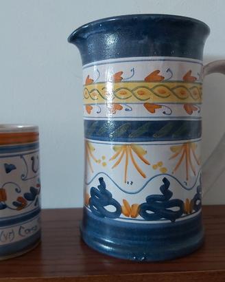 brocca e bicchiere di ceramica dipinti a mano