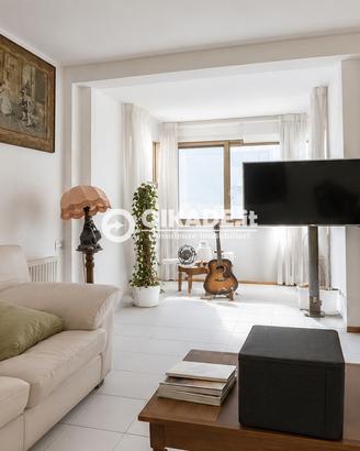 Trivano con posto auto - VIA VESALIO