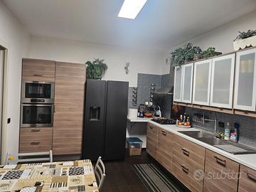 Cucina +tavolo allungabile e sedie