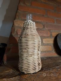 Bottiglia rivestita in vimini