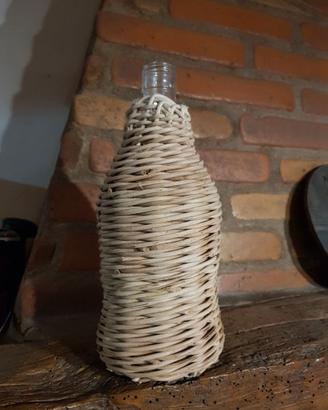 Bottiglia rivestita in vimini