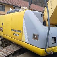 Escavatore New Holland 215 con frantoio