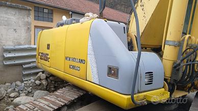 Escavatore New Holland 215 con frantoio