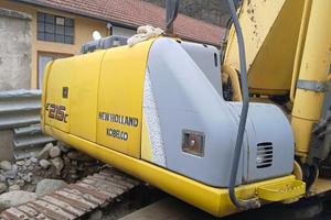 Escavatore New Holland 215 con frantoio