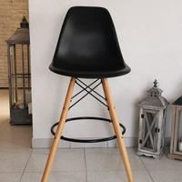 Sgabello nero con gambe in legno