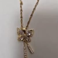 collana d'oro con ciondolo a farfalla 