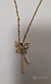 collana d'oro con ciondolo a farfalla 