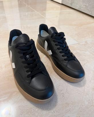 VEJA V-12 LEATHER BLACK DUNE