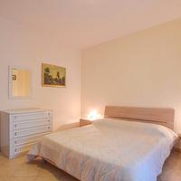 Camera da letto  con due armadi.