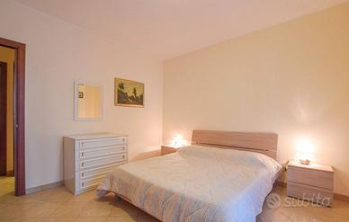 Camera da letto  con due armadi.