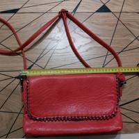 Borsa a tracolla di colore rosso acceso in similp.