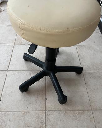 Sgabello con ruote.