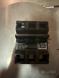 Interruttore maxi tripolare 25A bticino