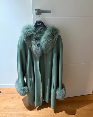 Cappotto con bordi di pelliccia di volpe