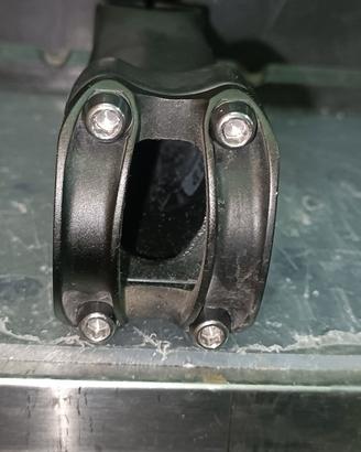 attacco manubrio lightweight semi nuovo in carboni