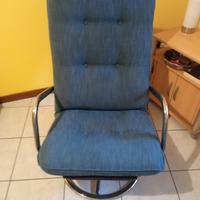 Poltrona girevole con base in acciaio