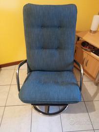 Poltrona girevole con base in acciaio