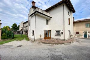 CASA SEMINDIPENDENTE A BERTIOLO
