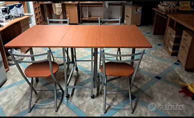 Tavolo in legno e acciaio con rotelle+ 4 sedie