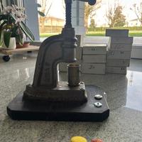 Macchina a pressione per ricoprire i bottoni