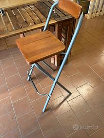 Sgabello alto pieghevole in metallo e legno