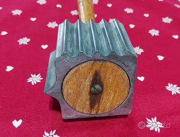 Antico batticarne da cucina d'epoca