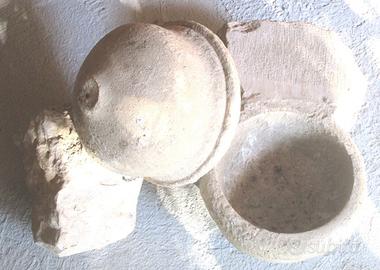 Antica coppia di acquasantiere in pietra